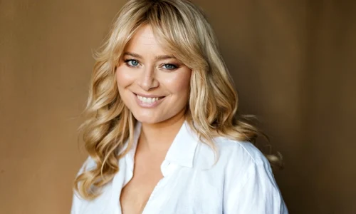  Laura Cosoi e neschimbată