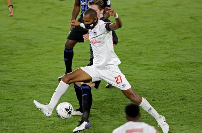 
    Atacantul din Honduras spune că mereu stă cu masca pe figură la meciuriFoto: Guliver/ GettyImages  