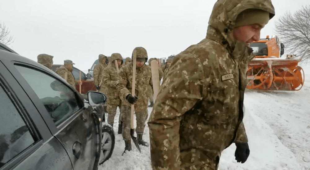 Armata Română, în misiune de deszăpezire pe drumul european DN2 E85, alături de pompieri și jandarmi VIDEO