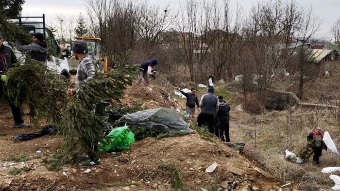 gunoaie la marginea cimitirului strehareţ din slatina - foto alina mitran