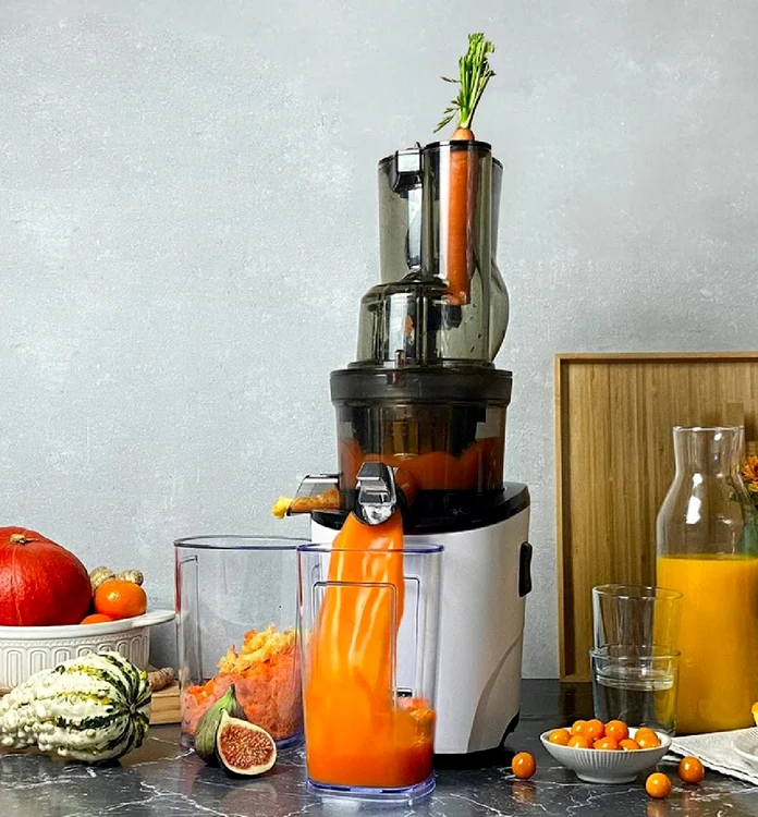 Storcător care produce un suc din fructe și legume portocalii Sursă kuvings.de
