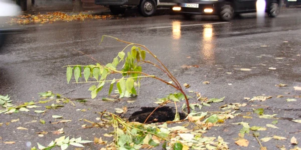 Piteşti: Groapă în asfaltul refăcut de curând