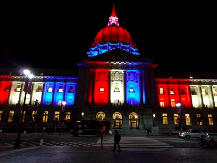 Lumea întreagă și-a manifestat susținerea pentru Paris. Clădirea Consiliului Local din San Francisco a fost iluminată în culorile Franței