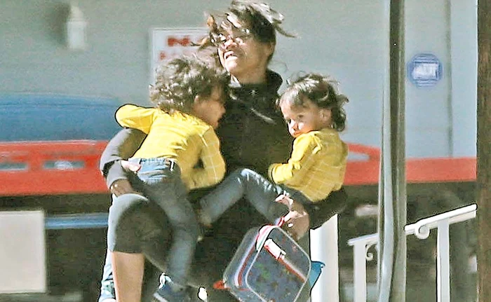 
    Abia mai poate  să-i care pe  gemenii ei,  Cy Aridio şi  Bowie Ezio  