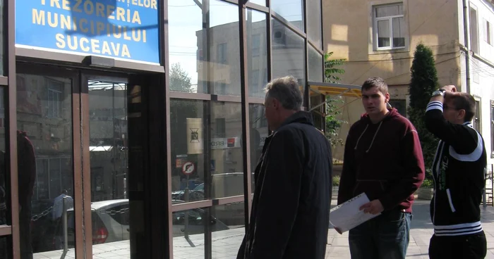 Sucevenii au sta la coadă la Trezorerie