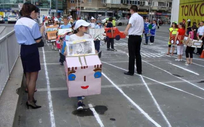 Copiii au invatat regulile de circulatie circuland cu masini din carton