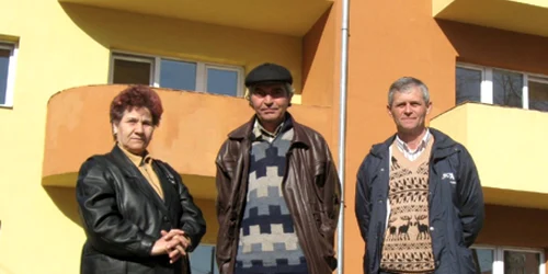 Aurelia Criste, Emil Nedar şi Viorel Andreş s-au mutat în blocul construit din banii primăriei