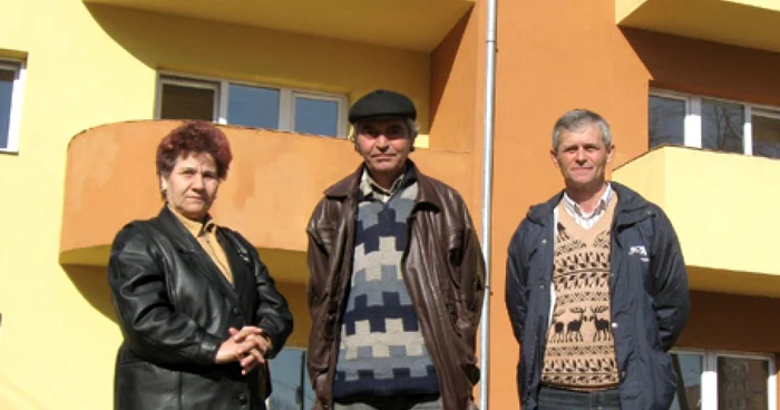 Aurelia Criste, Emil Nedar şi Viorel Andreş s-au mutat în blocul construit din banii primăriei