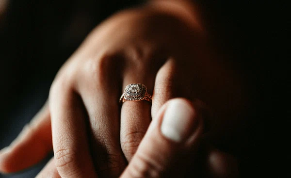 Inelul de logodnă trebuie să fie pe placul iubitei. Sursa foto: Jake Pierrelee/Unsplash.com