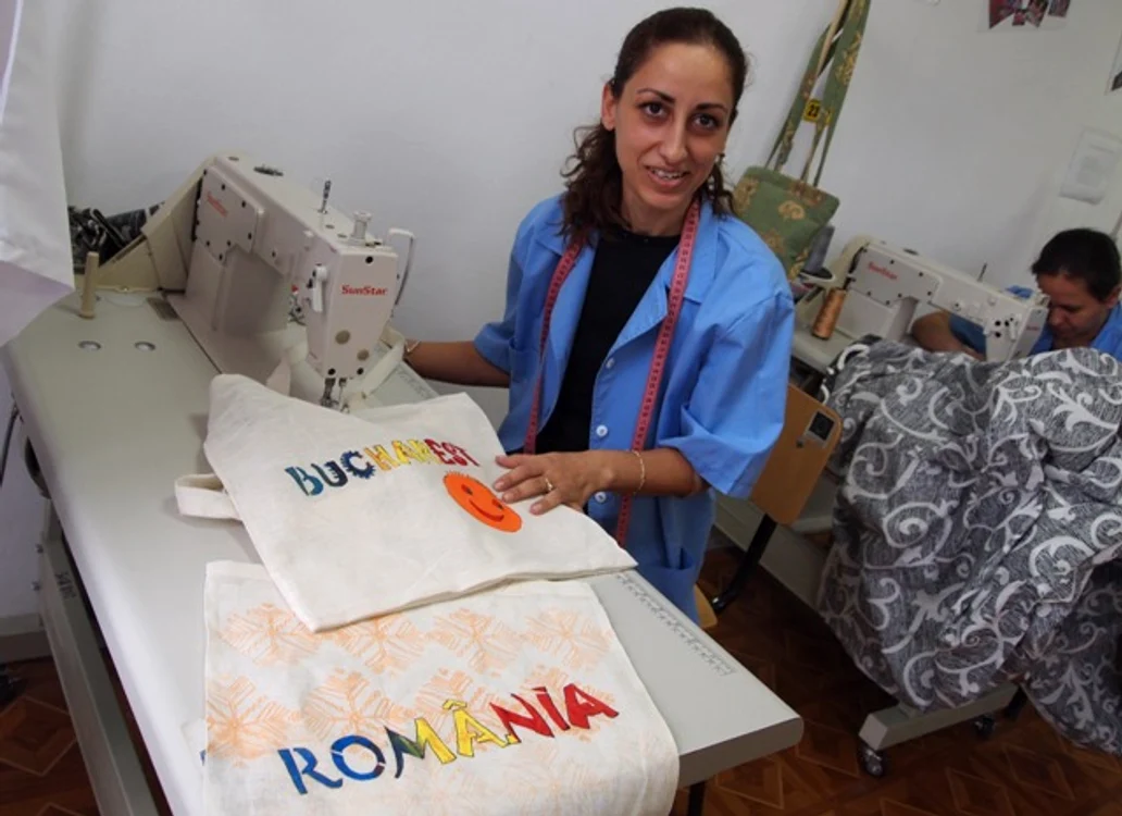 
    Ionela (30 de ani) este mulţumită de atmosfera caldă de la serviciu  