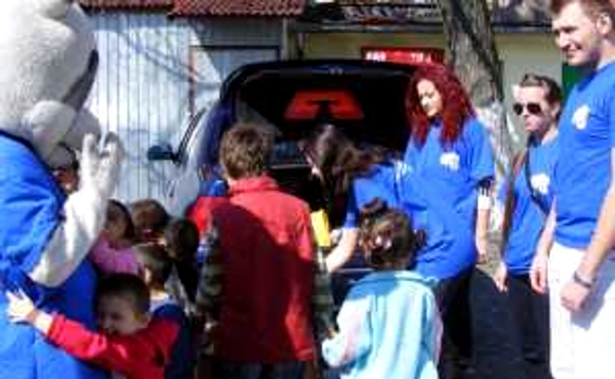 Liga studenţiilor UVVG au împărţit cadouri copiilor nevoiaşi