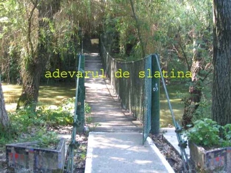 Puntea suspendată de la intrarea în Grădina Zoologică din Slatina, în prezent...