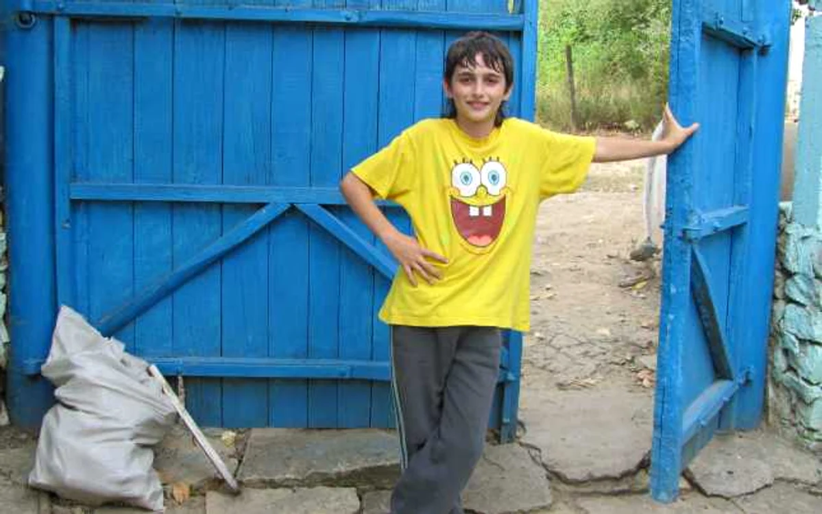 Eduard în curtea bunicilor