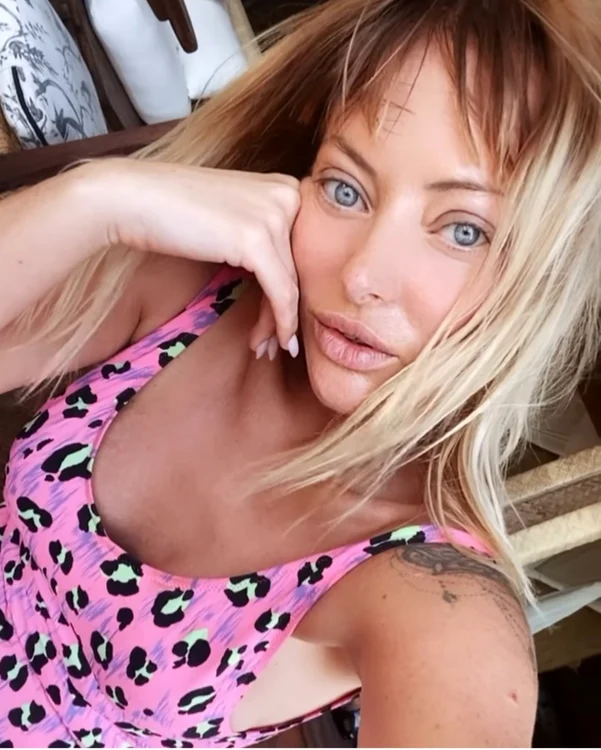 Delia face sport pe plaja pustie din Zanzibar