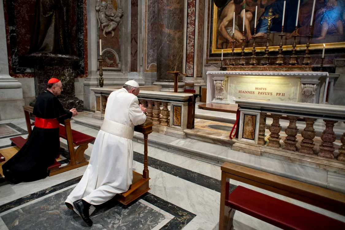 Papa Francisc s-a rugat la mormântul Papei Ioan Paul al II-lea
