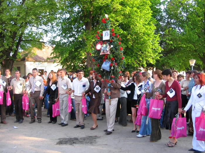 Cei care se prind în horă poartă însemne speciale FOTO: Marian Nicolae