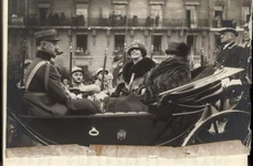Regina Maria la Paris în 1924. Fotografie din jurnal (© Arhivele Naționale ale României)