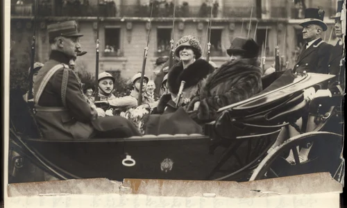 Regina Maria la Paris în 1924. Fotografie din jurnal (© Arhivele Naționale ale României)