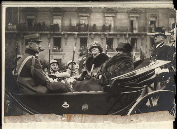 Regina Maria la Paris în 1924. Fotografie din jurnal (© Arhivele Naționale ale României)