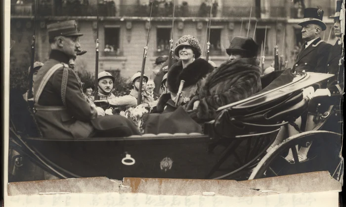 Regina Maria la Paris în 1924. Fotografie din jurnal (© Arhivele Naționale ale României)