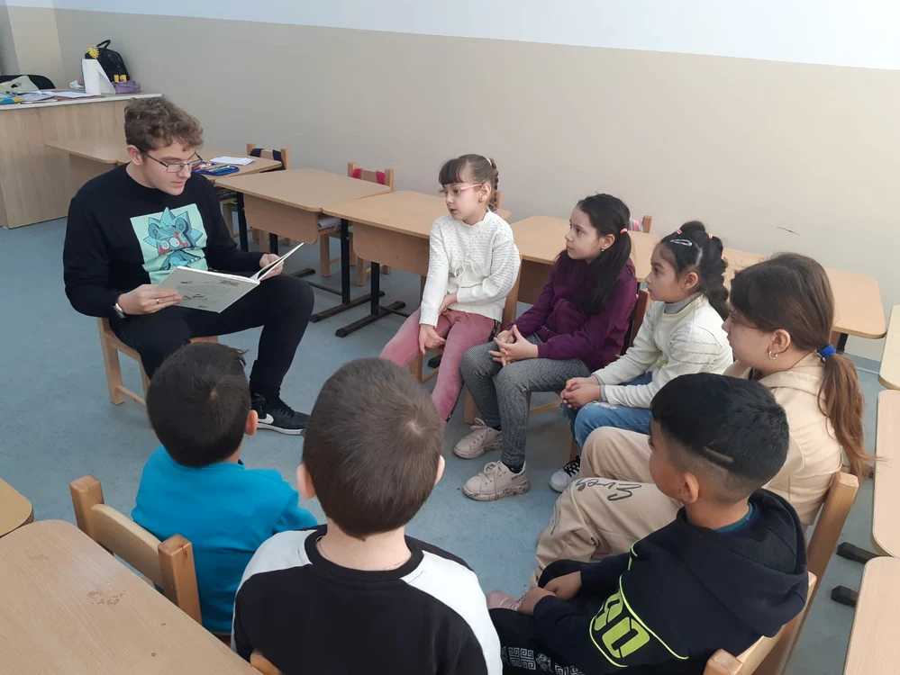 Elevii din gimnaziu le citesc colegilor lor mai mici FOTO: arhiva Lăcrămioara Cule