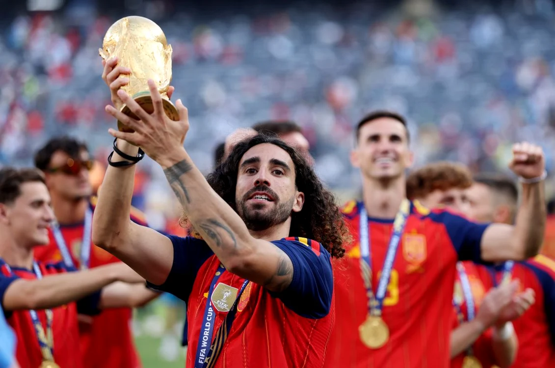 Marc Cucurella a mai convins doi coechipieri să-și tatueze chipul selecționerului (FOTO: Getty)