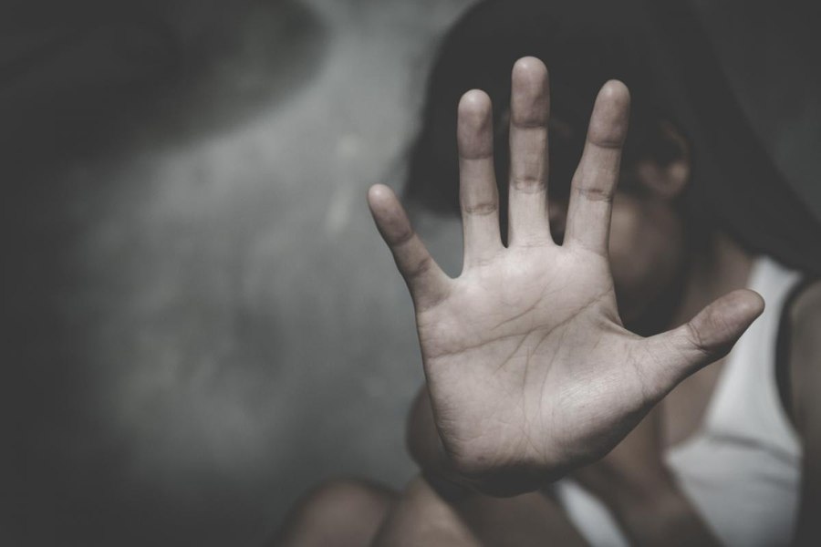 Două fete de 8 și 13 ani, din Sălaj, agresate sexual de propria mamă. Femeia a fost arestată preventiv