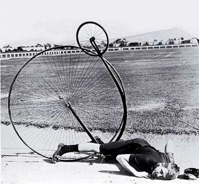 Prima bicicletă cu pedale este cea numită ”păianjen”, apărută în 1853Foto: biciclistul.com