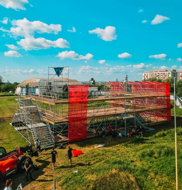 Se construiesc scenele de pe aerodrom FOTO Ștefan Both