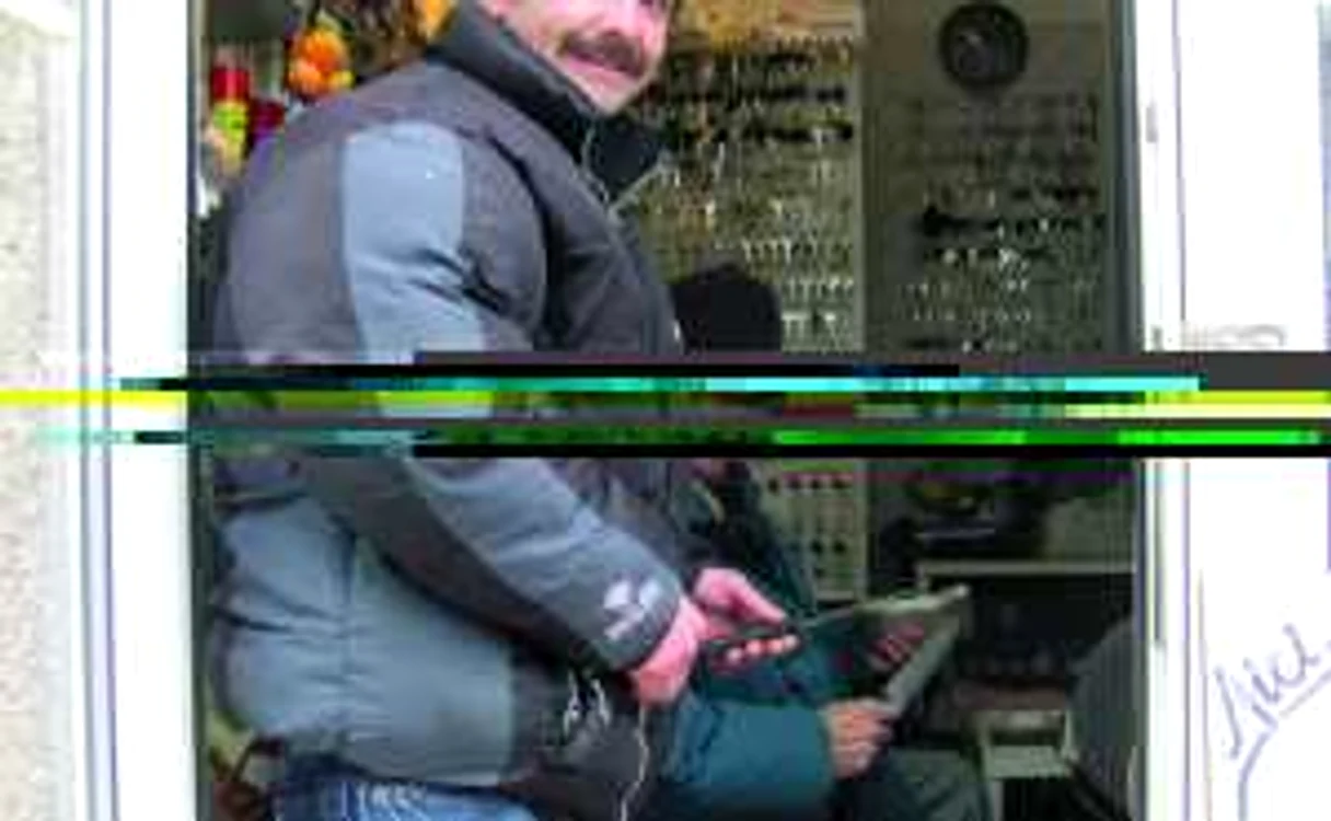 Viorel Crişoveanu a adus trei cuţite la tocilărie