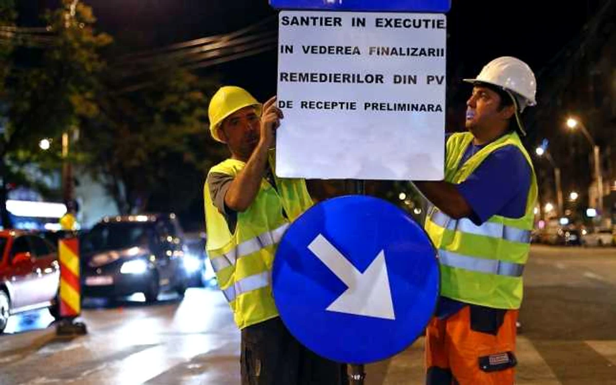Muncitorii vor începe să refacă marcajele rutiere din mai multe zone din Capitală. FOTO Mediafax