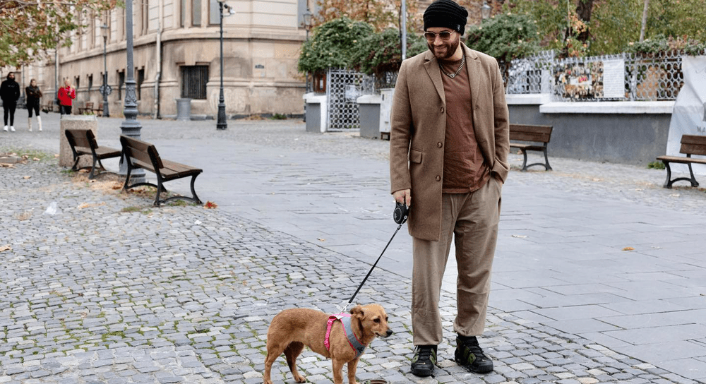 Mihai Bendeac și George Mihăiță au adoptat o cățelușă abandonată FOTO