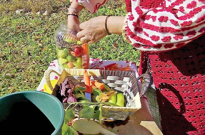 Legumele sunt aşezate cu grijă în borcan