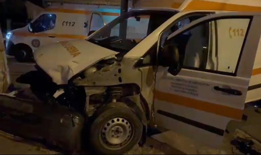 Ambulanță aflată în misiune, lovită în Constanța de un șofer neatent. O asistentă medicală a fost rănită