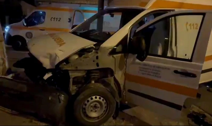 Ambulanţa implicată în accident avea sirena pornită. FOTO: captură video