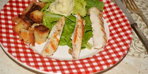 salata caesar foto www.farfuridi.ro