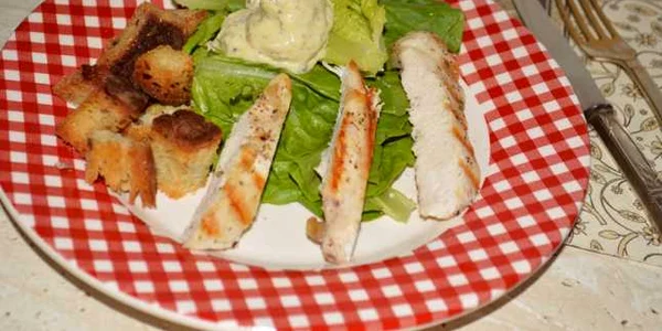 salata caesar foto www.farfuridi.ro