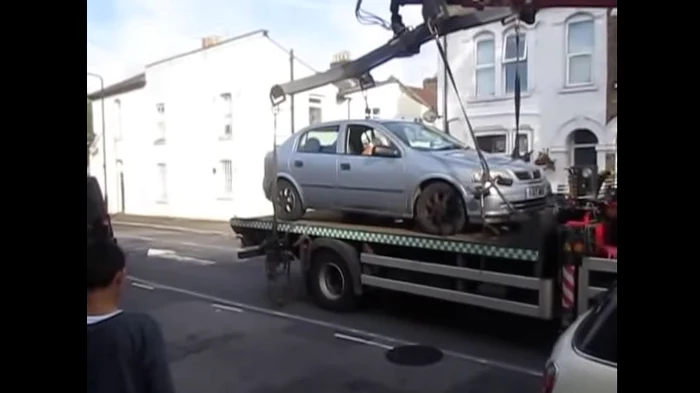 
    Şoferul a plecat cu maşina de pe rampa de tractareFoto Youtube  