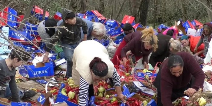 Zeci de oameni au venit să adune marfa unui TIR implicat în accident. Foto: Captură video 