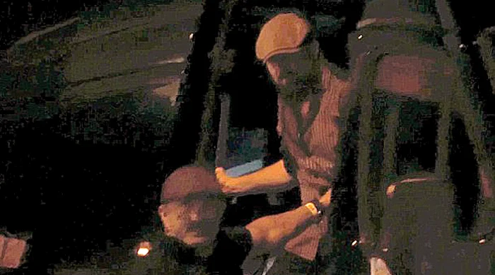 Apoi se ascunde după bodyguard