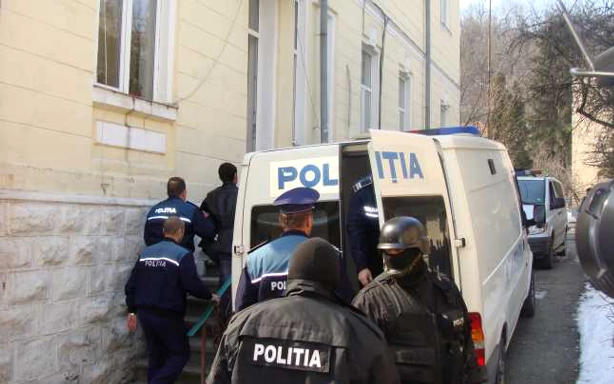 8 hackeri din Teleorman şi Bucureşti au fost saltati de mascati