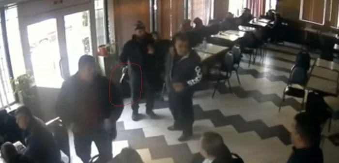 Agresorul cu cuţit dintr-un bar, de Bobotează, în Berbeşti - Vâlcea; Foto: captura video