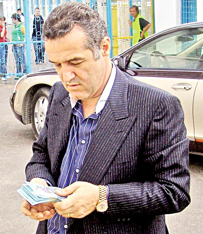 
    Gigi Becali trebuie să conducă negocierile din puşcărie   