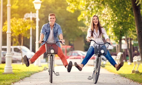 tineri fericiti pe biciclete jpeg
