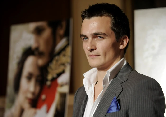 Rupert Friend s-a mai
accidentat în timp ce filma pentru serialul „Homeland“ şi s-a
ales cu o cicatrice pe gât FOTO AP