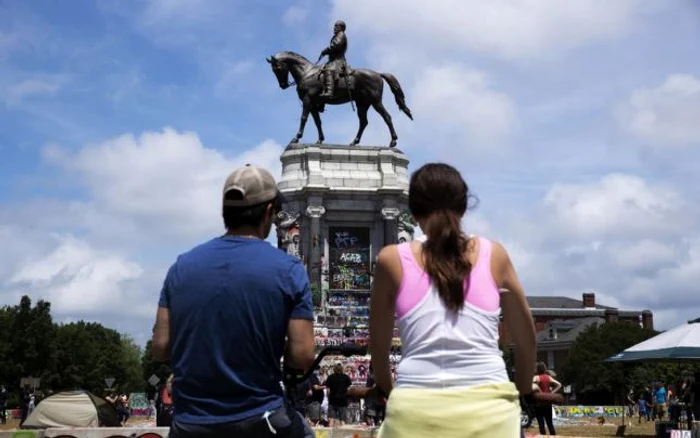 Statuia din Richmond a generalului Robert Lee, comandantul-şef al armatei sudiste în timpul Războiului de Secesiune, declanşat pe fondul abolirii sclaviei în Statele Unite FOTO EPA-EFE