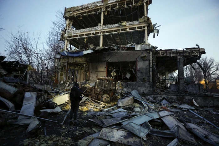 Urmările unui atac recent cu rachete asupra Kievului FOTO EPA-EFE