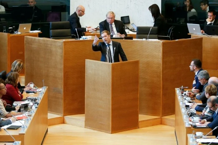 Premierul valon Paul Magnette la tribuna Parlamentui regional de la Namur FOTO AFP