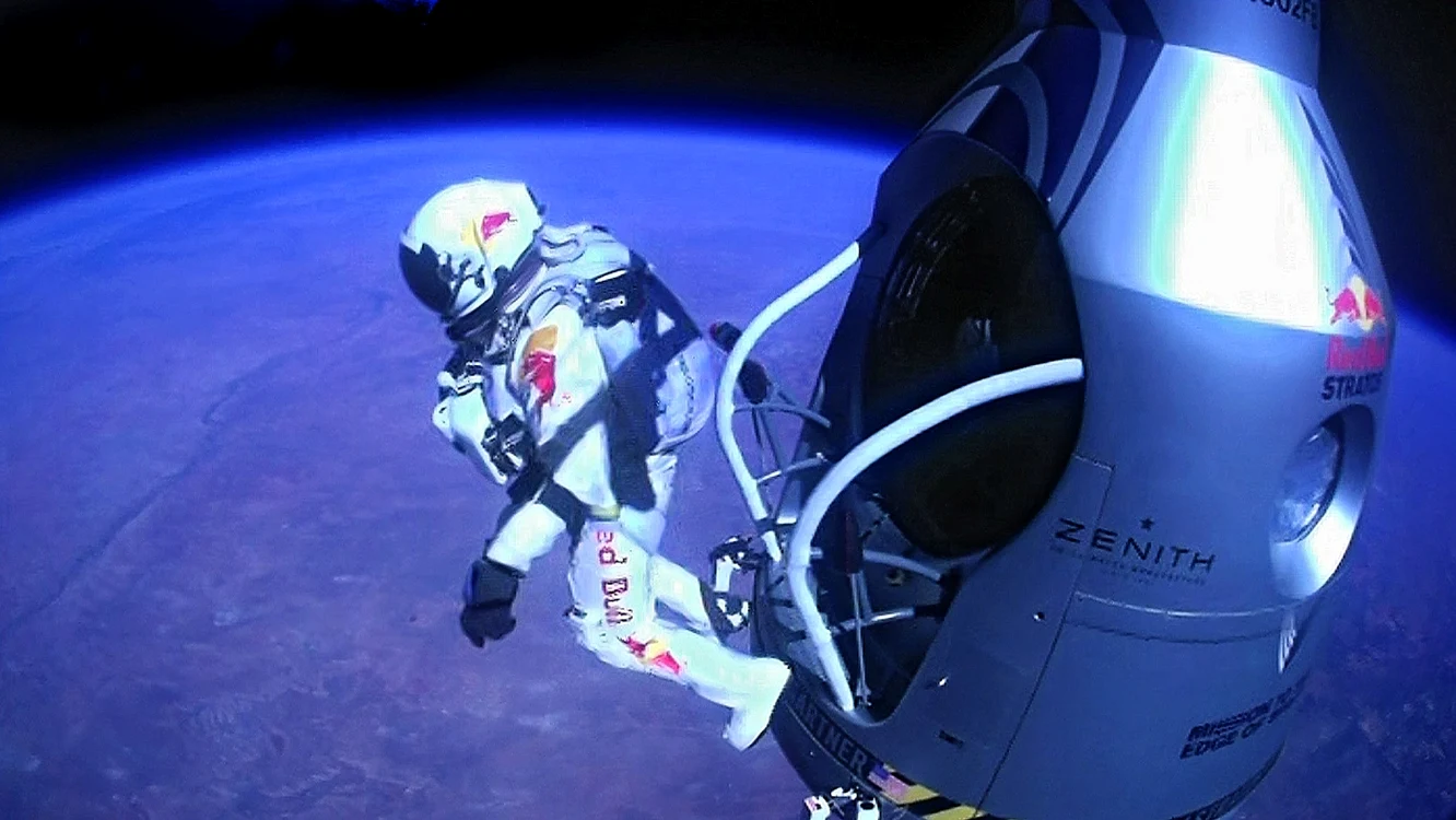 Felix
Baumgartner este singurul om din lume care a depăşit viteza sunetului în cădere
liberă, după ce a plonjat de la peste 39.000 de metri altitudine   FOTO: RedBull