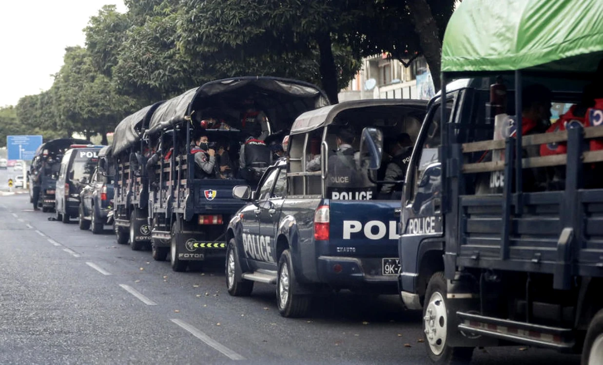 Vehicule ale poliţiei din Myanmar FOTO EPA-EFE